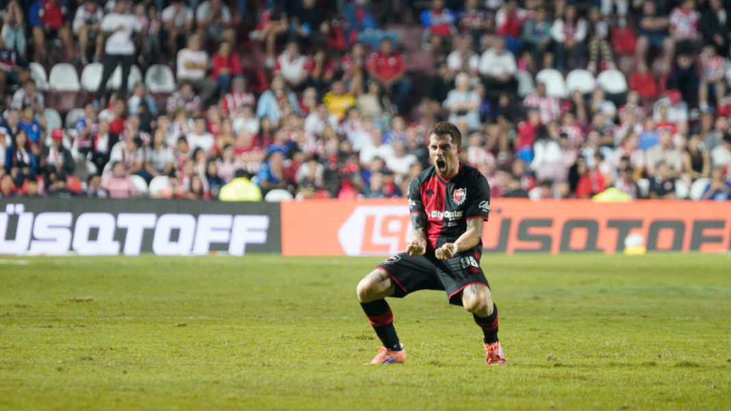 Jugadores de Newell's Old Boys celebran un gol durante el partido ante Unión en Santa Fe.