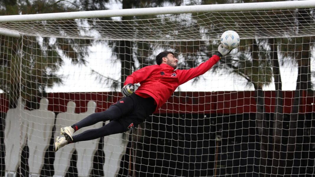 Ramiro Macagno y Lucas Hoyos, arqueros de Newell's Old Boys, durante entrenamientos.