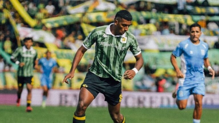 Jugadores de Newell's Old Boys en acción durante un partido de la Liga Profesional.