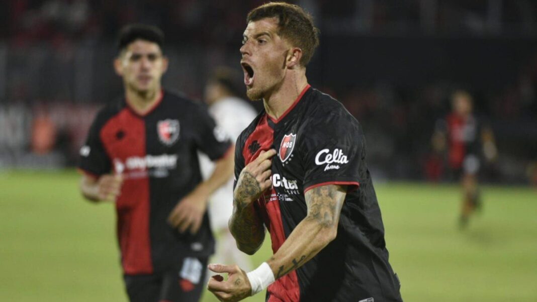 Jugadores de Newell's celebrando el gol del empate ante Instituto en el Estadio Marcelo Bielsa