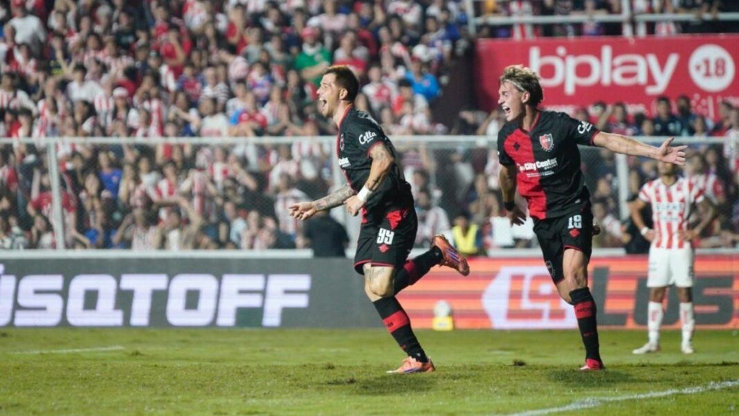 Jugadores de Newell's celebran un gol durante el partido contra Unión en el estadio 15 de Abril.