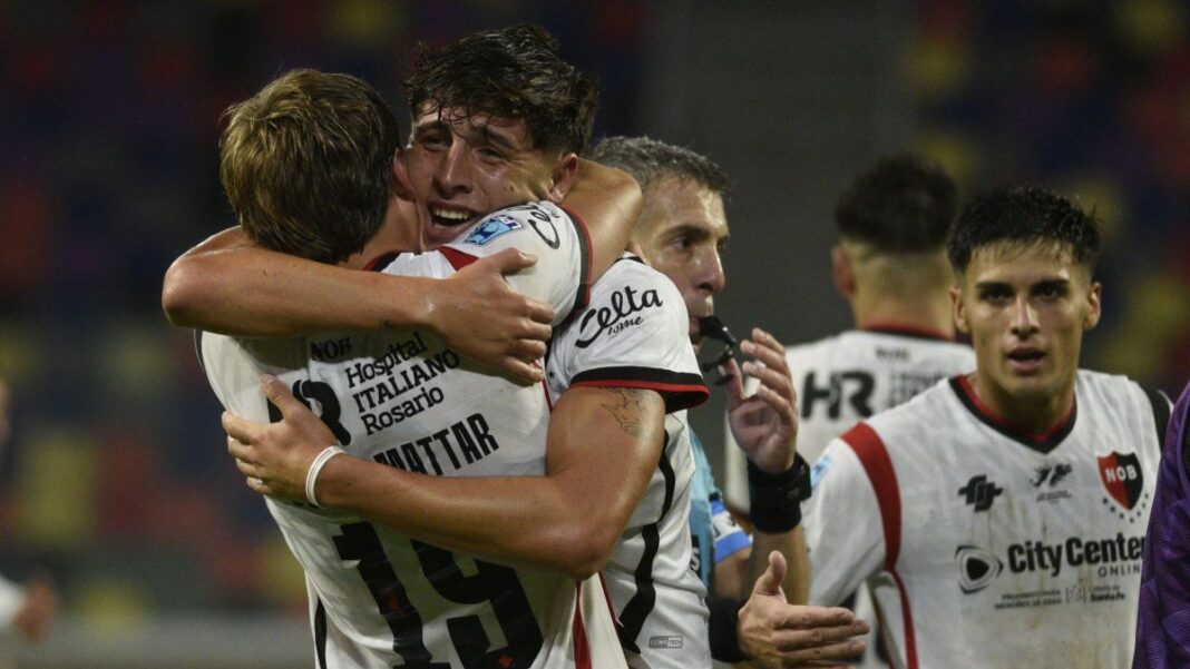 Delanteros de Newell's Old Boys celebrando un gol en partido del Torneo Apertura