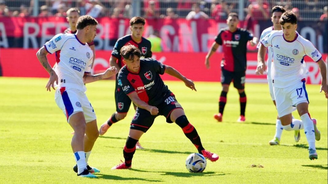 Jugadores de Newell's Old Boys y San Lorenzo durante un partido de fútbol en el Estadio Marcelo Bielsa.