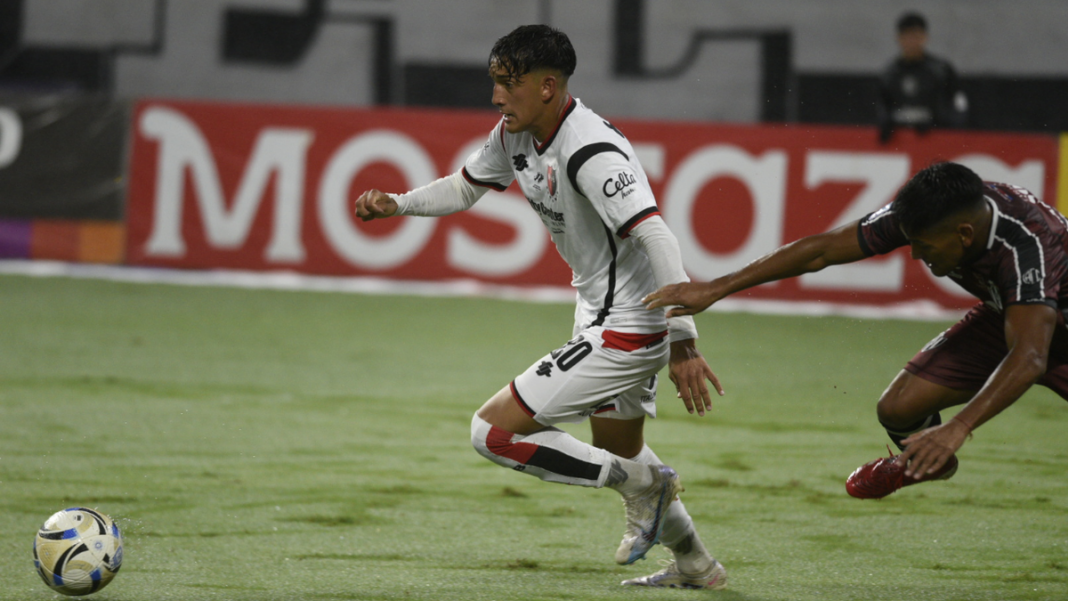 Jugadores de Newell's Old Boys celebran un gol durante el partido contra Central Córdoba en Santiago del Estero.