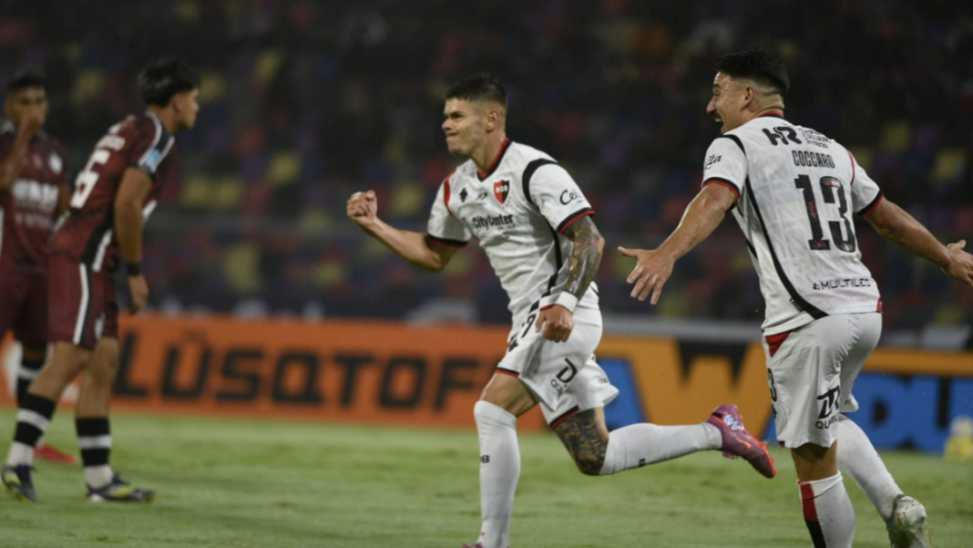 Jugadores de Newell's Old Boys celebran un gol durante el partido contra Central Córdoba en el estadio Madre de Ciudades.