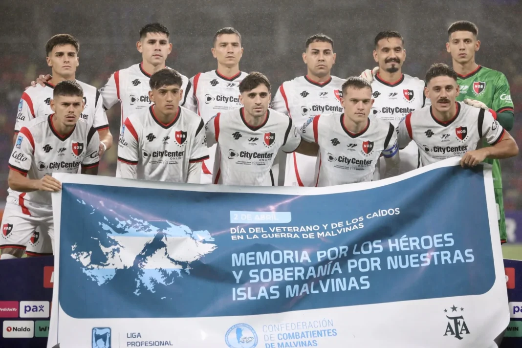 Jugadores de Newell's Old Boys celebran un gol durante el partido en el estadio Marcelo Bielsa.