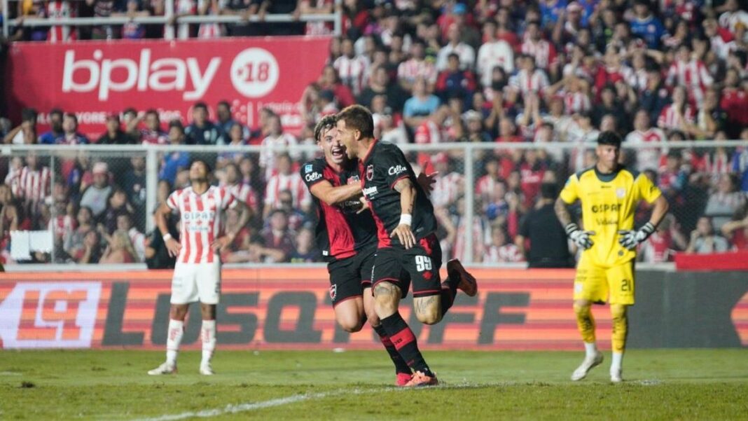 Jugadores de Newell's Old Boys celebran un gol durante el partido contra Unión en el estadio 15 de Abril de Santa Fe.