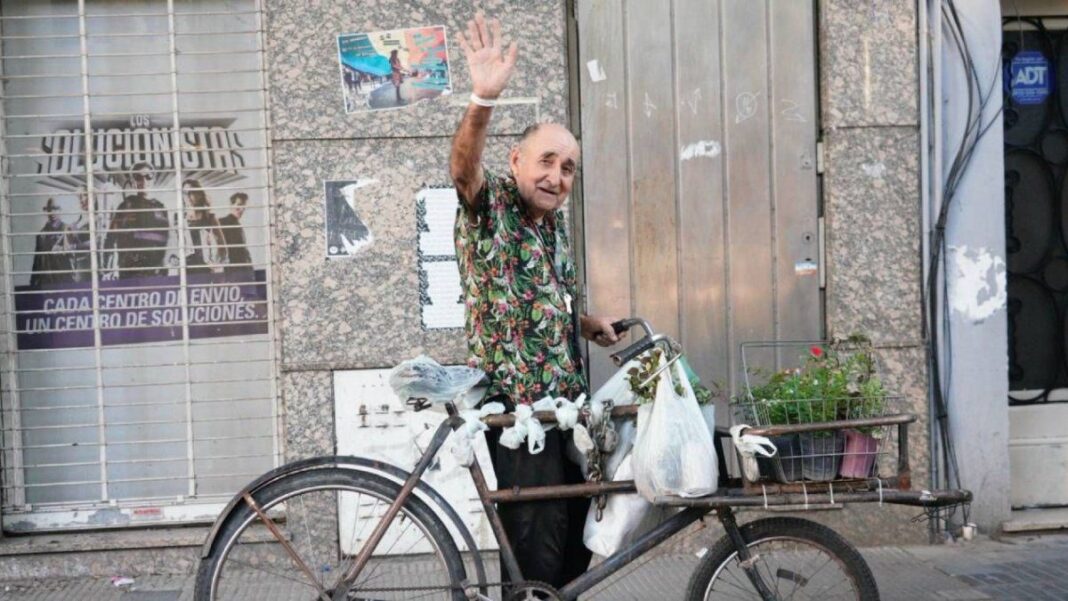 Benigno 'Nino' Espinoza con su bicicleta y plantines en una calle de Rosario