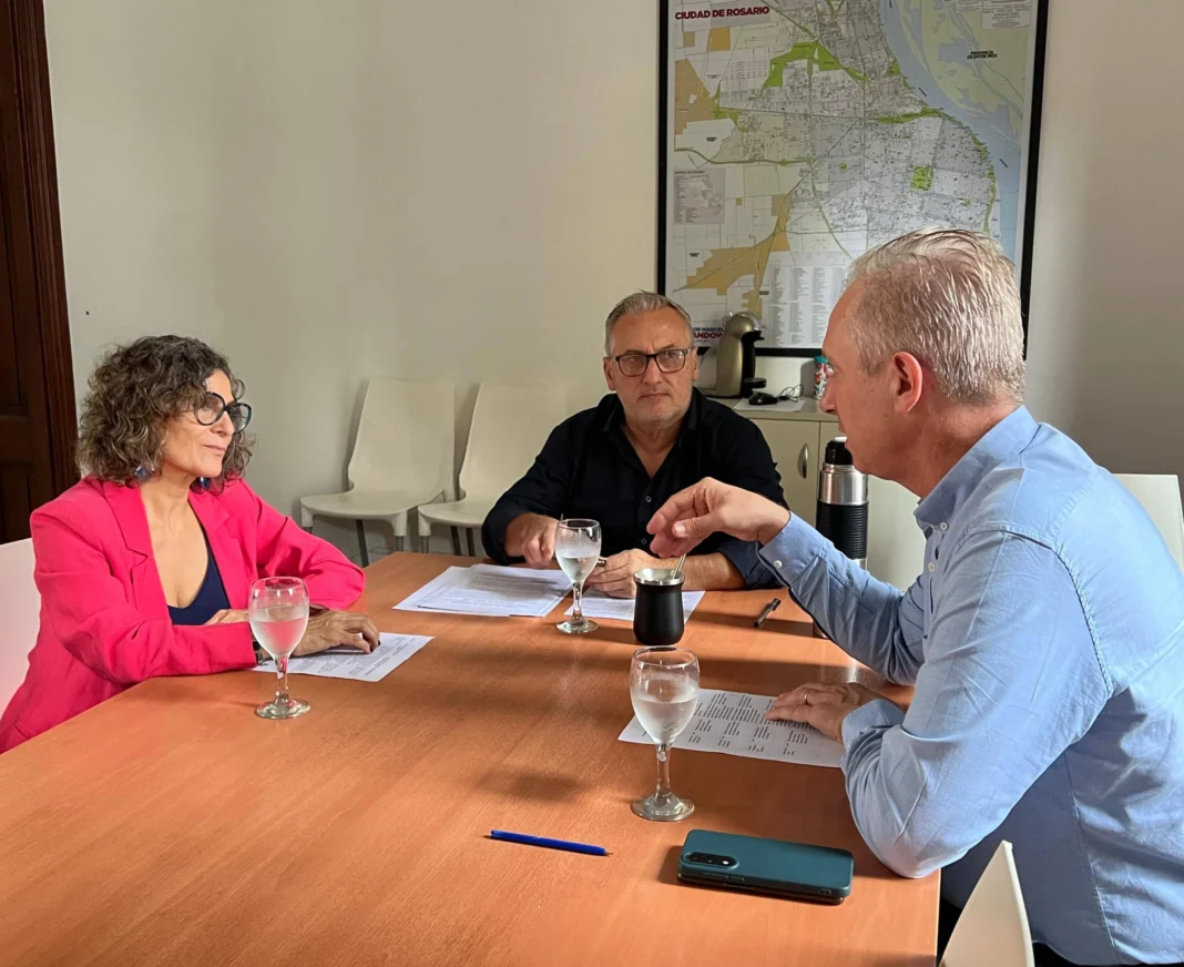Concejala Norma López en reunión de trabajo con legisladores para tratar el sobreendeudamiento.