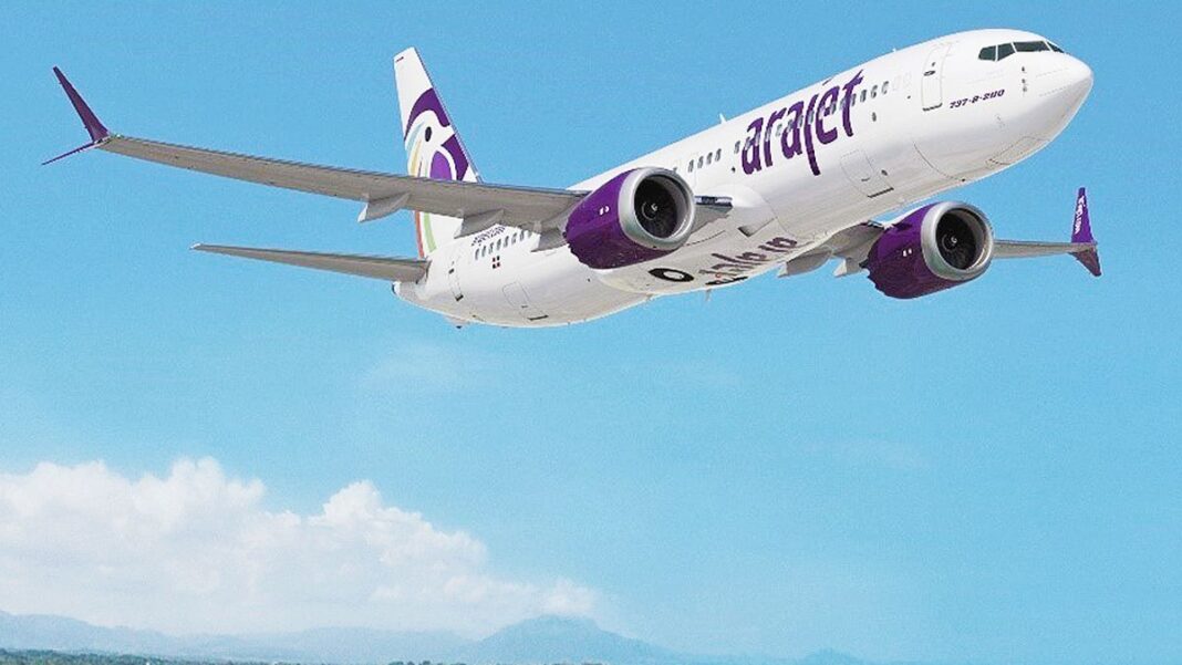 Avión de la aerolínea Arajet en pista de aeropuerto