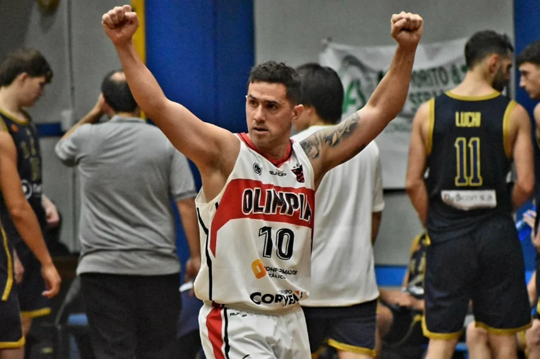 Jugadores de Olimpia de Venado Tuerto y Gimnasia en acción durante el partido de la Liga Federal de Básquet.