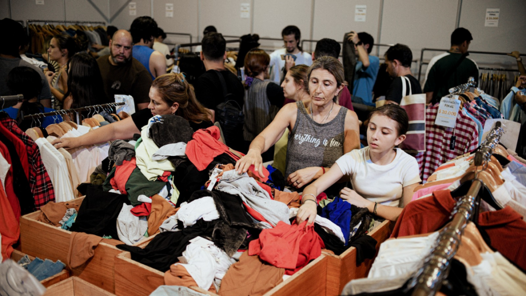 Multitud de personas recorriendo los stands del Outlet Rosario en la ex Rural durante el fin de semana largo.