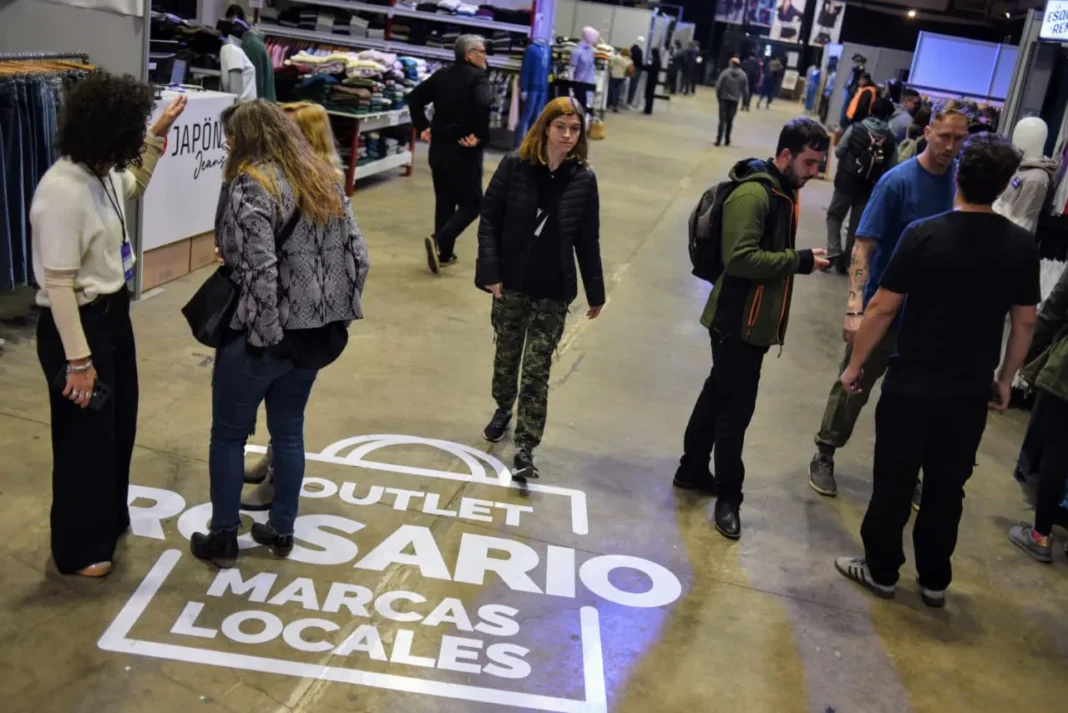Multitud de personas recorriendo los stands del Outlet Rosario en la ex Rural