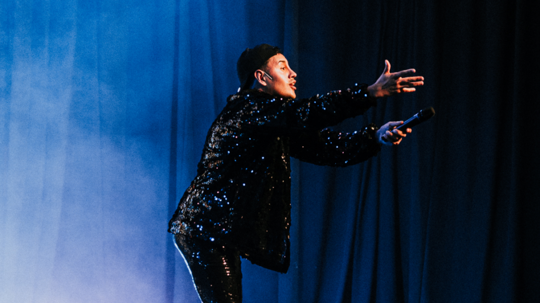 Pablito Castillo en el escenario durante una presentación de su show 