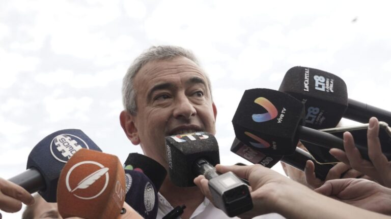 El intendente de Rosario, Pablo Javkin, durante una declaración a la prensa.