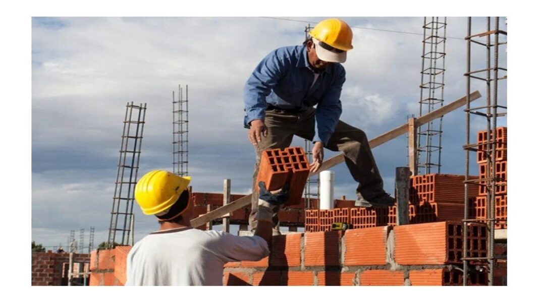 Obra en construcción en Rosario con grúas y obreros