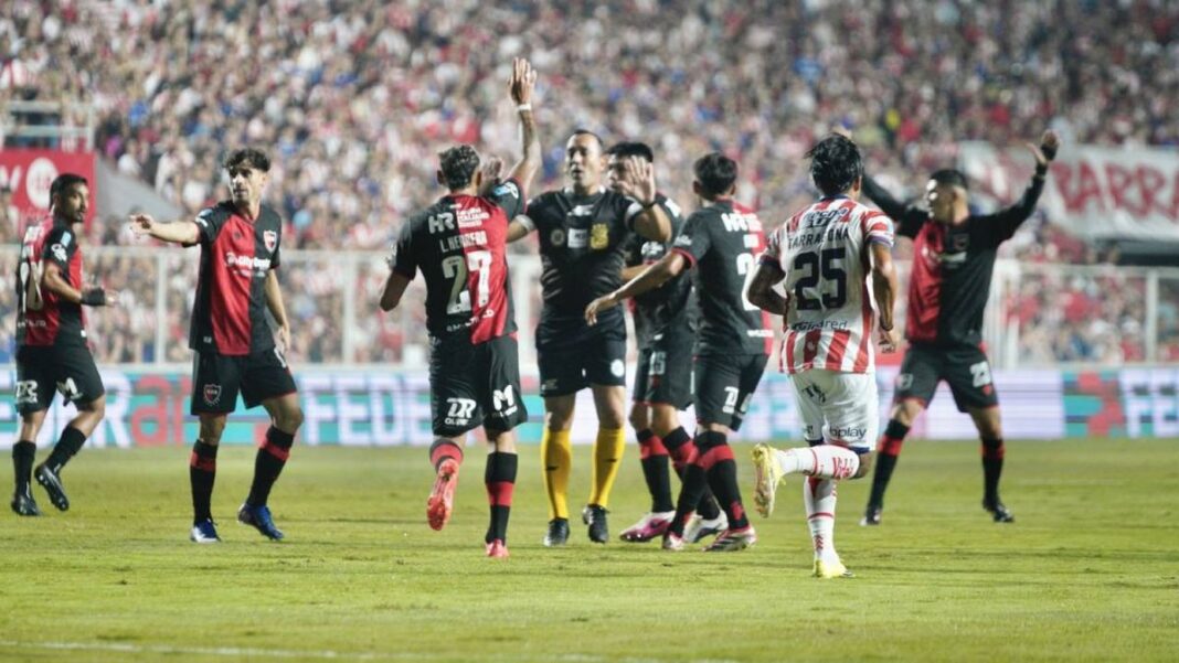 Momento de la jugada polémica entre Rodrigo Herrera de Newell's y Lautaro Vargas de Unión dentro del área.