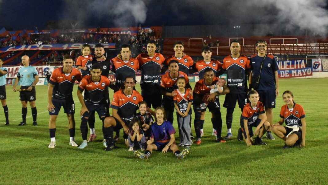 Escudo de la Primera C junto a los logos de Central Córdoba, Argentino y Leones FC
