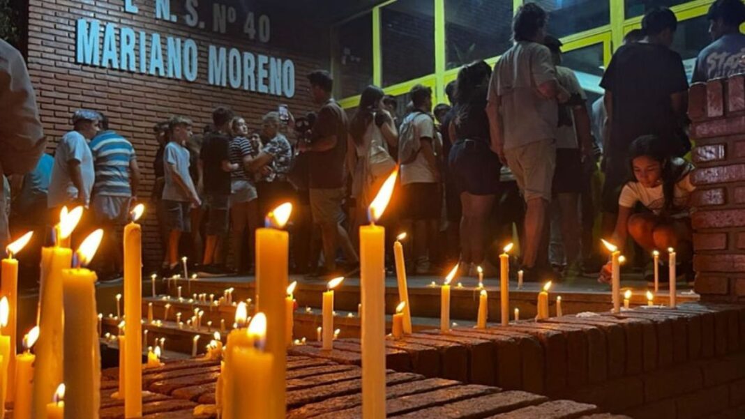 Ilustración genérica de una fachada de escuela o símbolo de justicia, representando el caso de San Cristóbal.