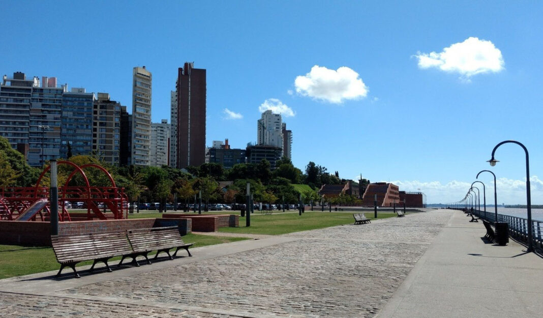 Cielo despejado y sol en la ciudad de Rosario durante una jornada otoñal.