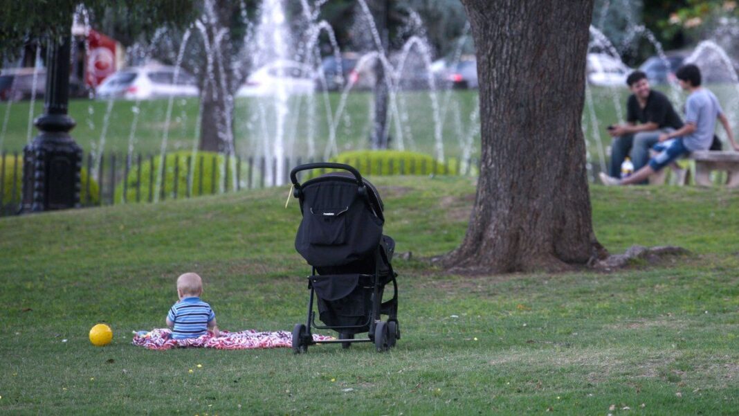 Mapa del tiempo o ilustración de nubes y lluvia sobre la ciudad de Rosario, Santa Fe.