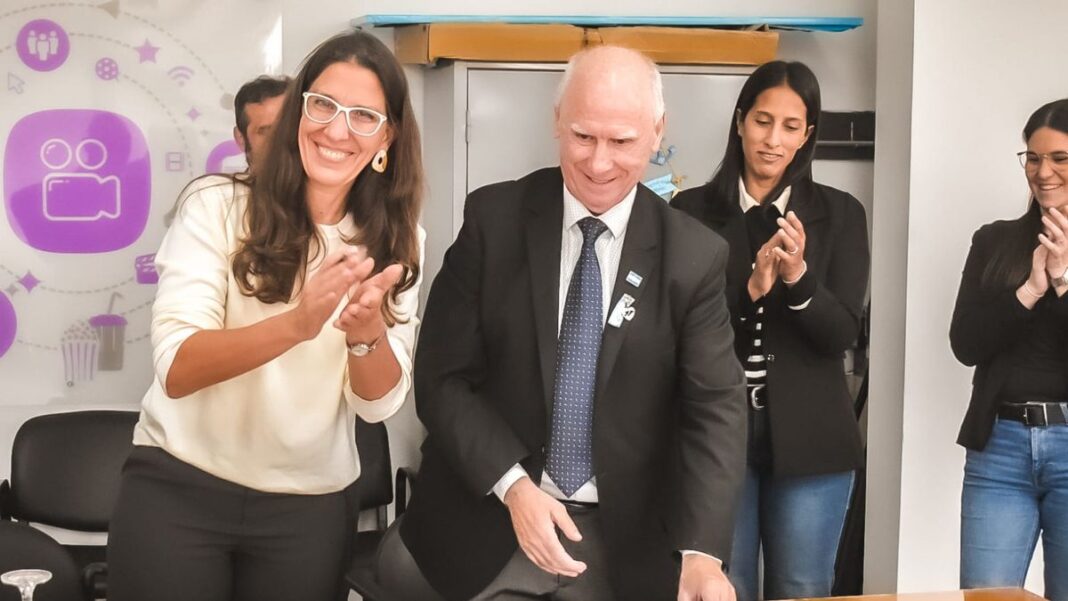 Vista aérea del nuevo edificio del polo educativo de Puerto San Martín y tránsito en la Ruta 11.