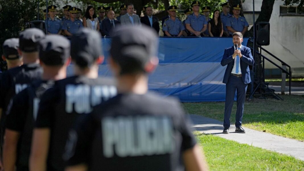El gobernador Maximiliano Pullaro en el acto de graduación de nuevos agentes de seguridad en Santa Fe.