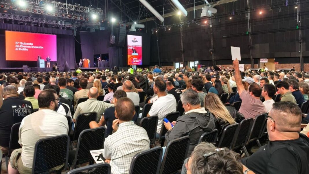 Vista del Salón Metropolitano de Rosario durante la subasta de bienes incautados organizada por la provincia de Santa Fe.
