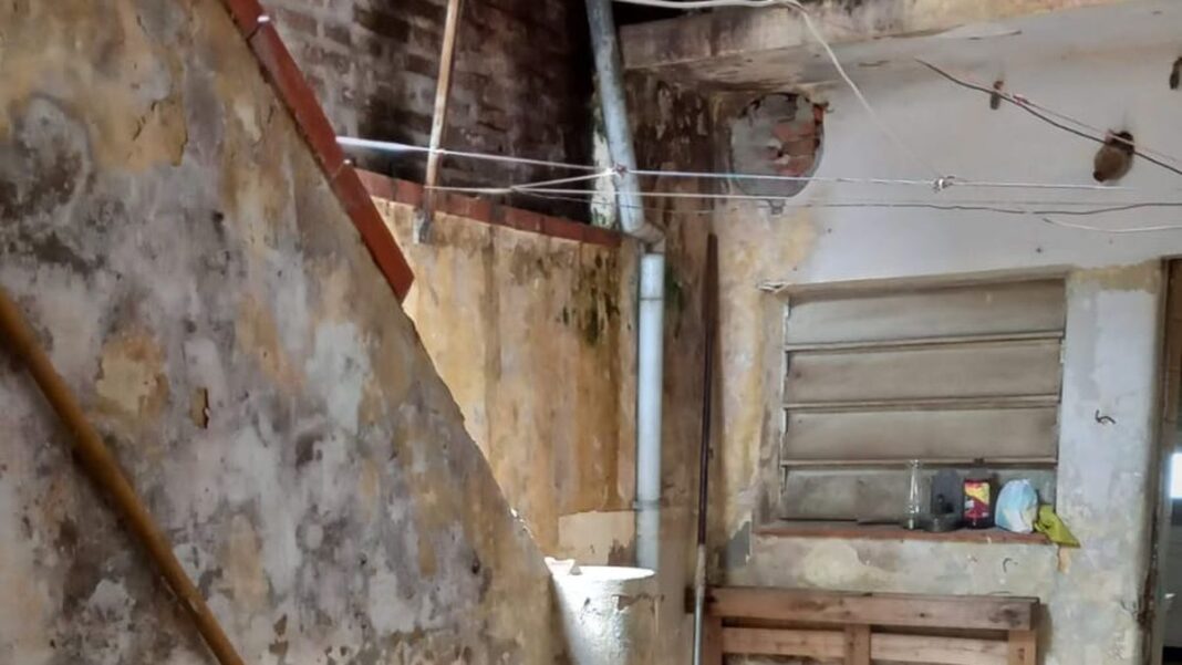 Edificio o casa en proceso de renovación en la ciudad de Rosario, representando el reciclaje de propiedades.