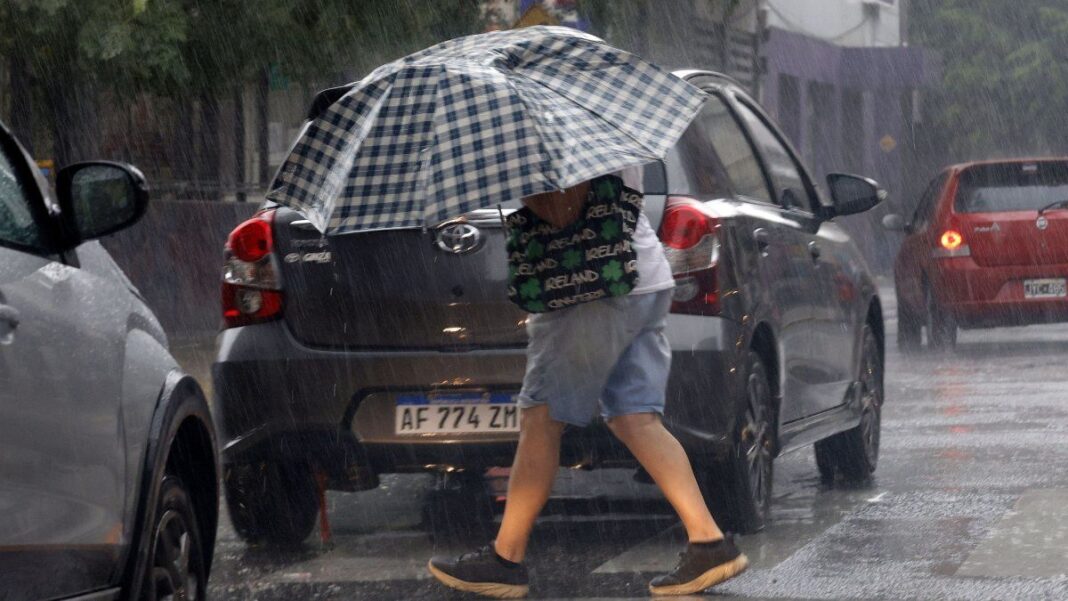 Tormenta sobre la ciudad de Rosario con cielo nublado y lluvia