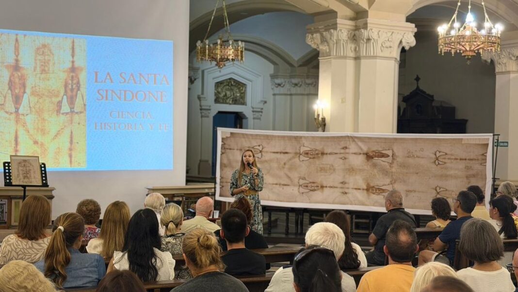 Réplica de la Sábana Santa expuesta durante la charla en la iglesia María Auxiliadora de Rosario.