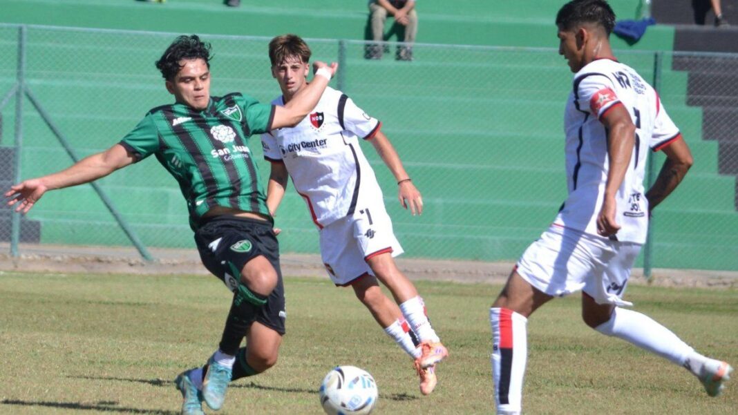 Jugadores de Newell's Old Boys durante un partido de la división reserva.