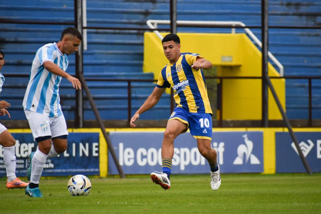 Jugadores de la Reserva de Rosario Central celebran un gol durante el partido contra Atlético Tucumán.