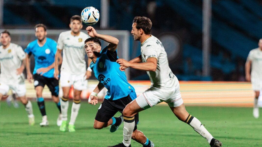 Jugadores de Belgrano y Aldosivi durante el partido en el estadio Julio César Villagra.