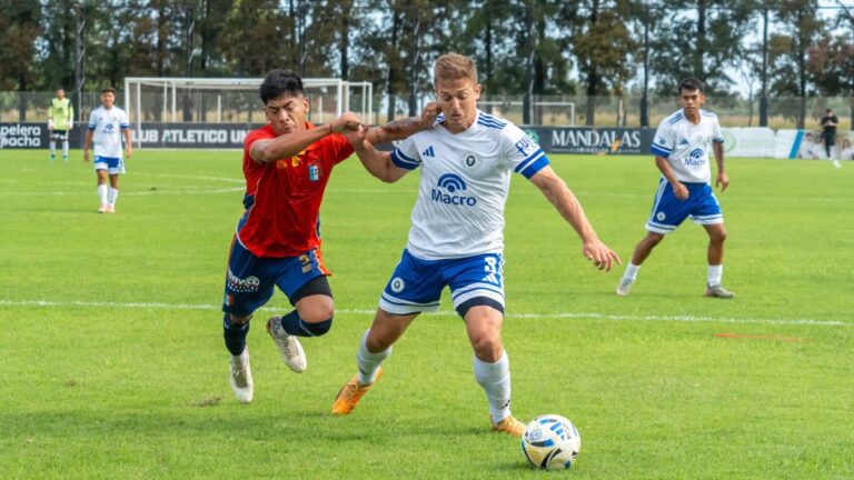 Acción de juego de un partido de fútbol de la Primera C en un estadio local.