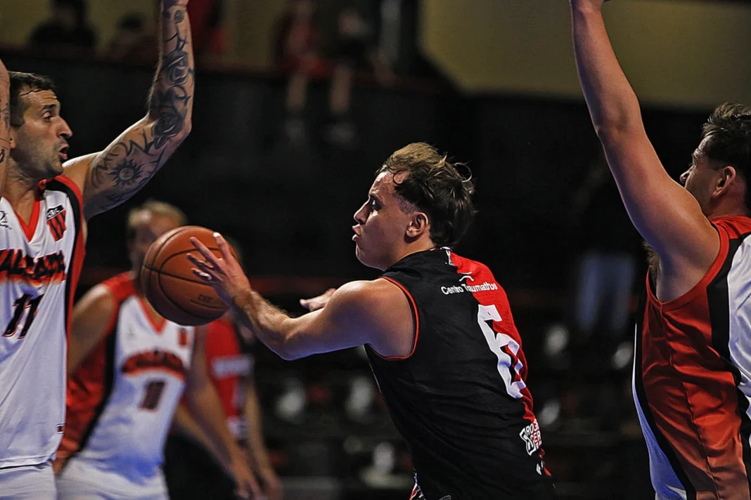 Jugadores de básquet en acción durante un partido de la Primera A de Santa Fe