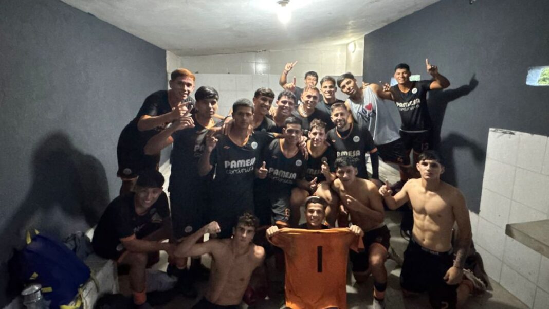 Jugadores de fútbol disputando un partido en un estadio rosarino.