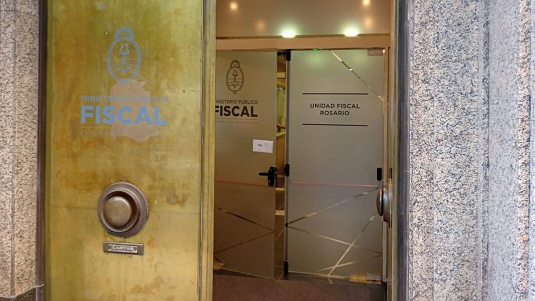 Ilustración de una balanza de la justicia sobre un fondo digital, representando un caso judicial por delitos en plataformas digitales.