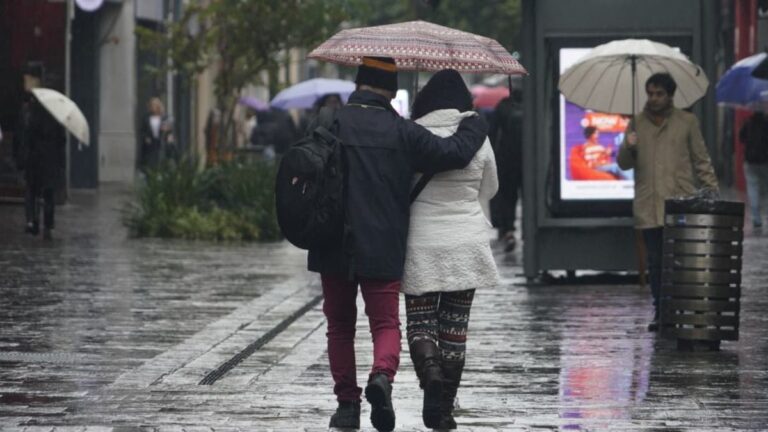 Mapa del pronóstico del tiempo mostrando la zona de Rosario bajo alerta amarillo por tormentas.