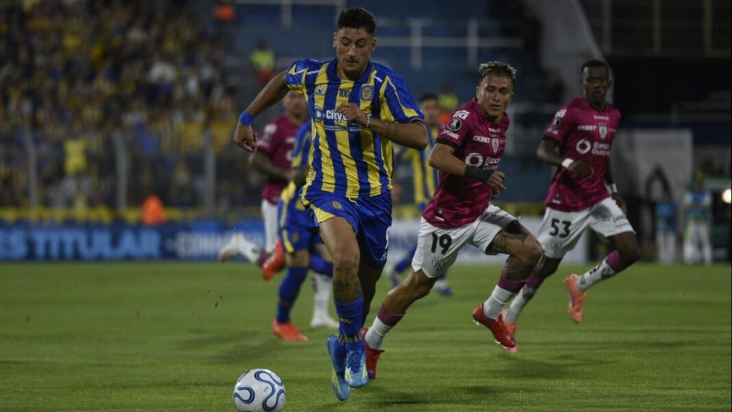 Jugadores de Rosario Central e Independiente del Valle durante el partido de Copa Libertadores en el Gigante de Arroyito.