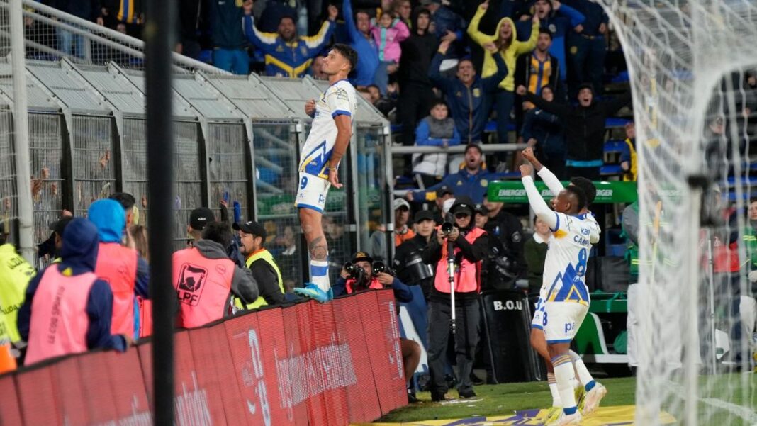 Jugadores de Rosario Central celebran un gol durante el partido contra Atlético Tucumán en el estadio Gigante de Arroyito.