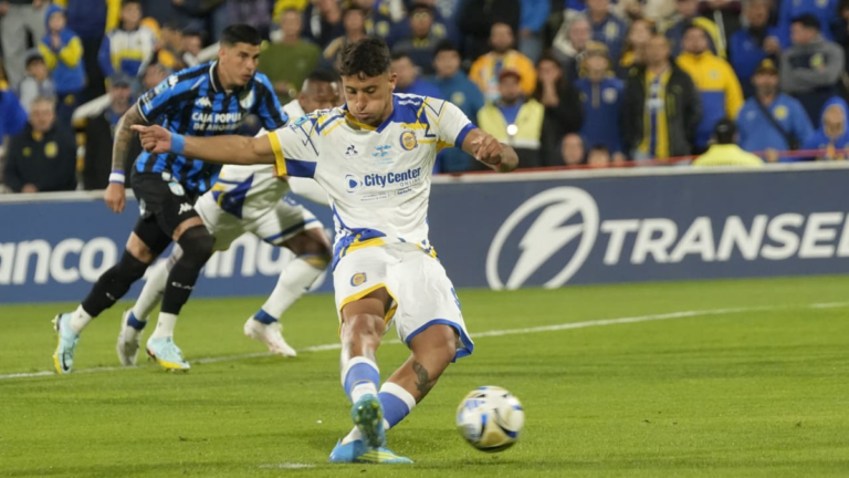 Jugadores de Rosario Central celebran un gol durante el partido contra Atlético Tucumán en el estadio Gigante de Arroyito.