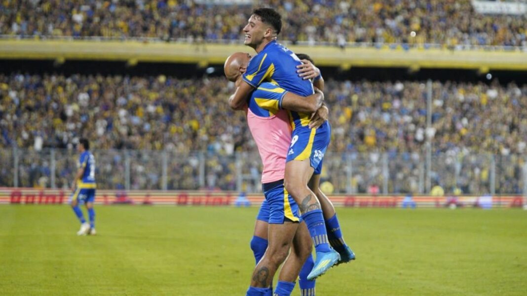 Alejo Véliz de Rosario Central celebra un gol en el estadio Gigante de Arroyito.