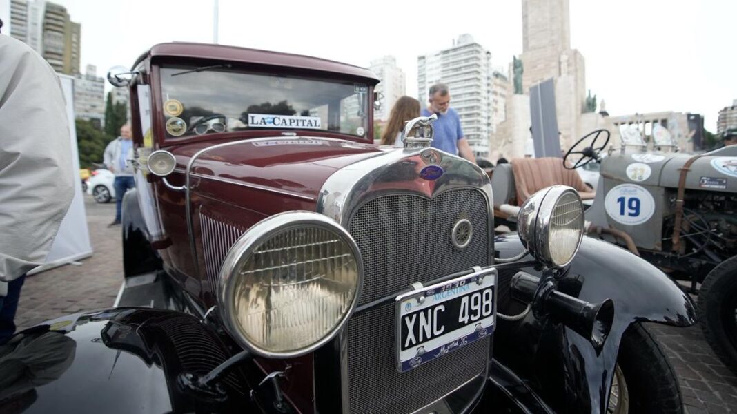 Vista aérea de decenas de autos antiguos exhibidos en la explanada del Monumento Nacional a la Bandera en Rosario.