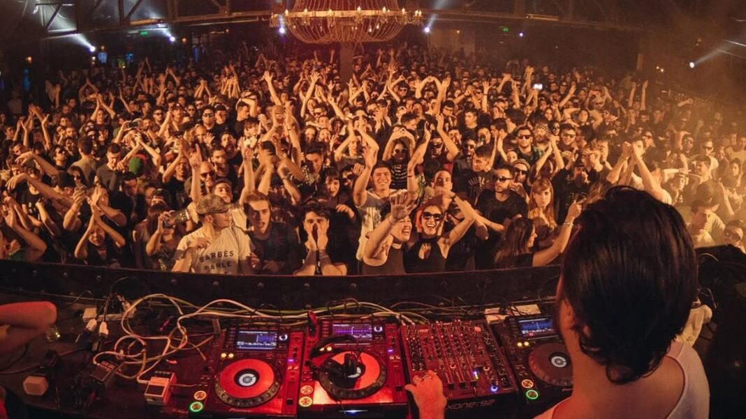 Grupo de amigos disfrutando de una noche en Rosario, con luces de la ciudad de fondo