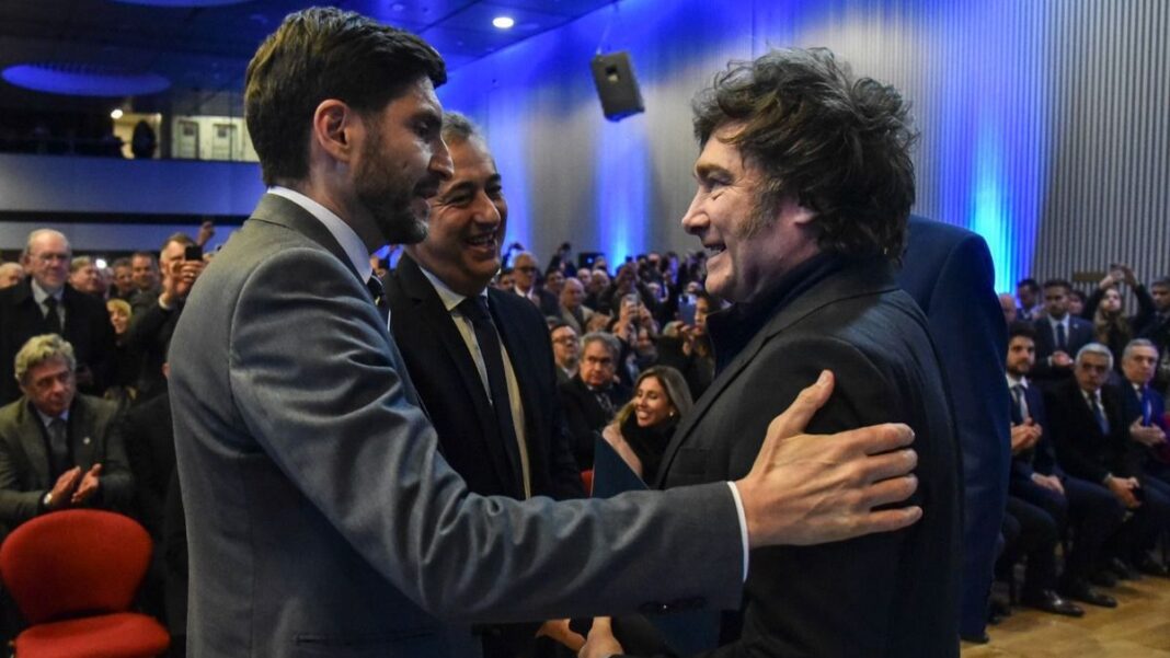 Ilustración de un mapa de la provincia de Santa Fe con iconos representando edificios y un gráfico de deuda.