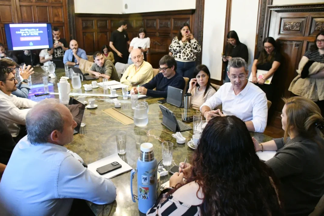 Reunión en el Concejo Municipal de Rosario sobre la ley de cuidacoches con el senador Ciro Seisas