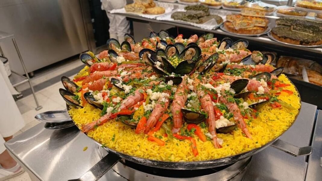 Cliente siendo atendido en una pescadería de Rosario durante Semana Santa
