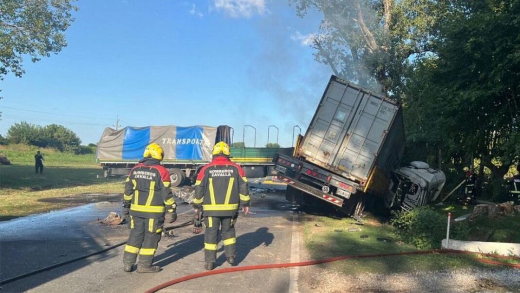 Tránsito de camiones en una ruta nacional de la provincia de Santa Fe