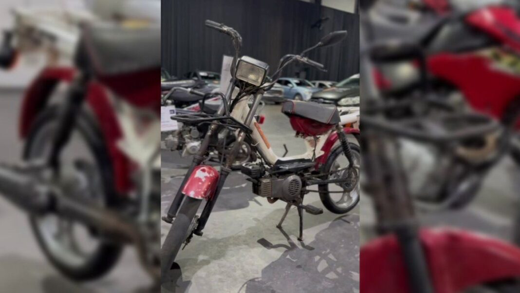 Momento de la puja por la Zanella 2010 en la subasta de bienes incautados en el Salón Metropolitano de Rosario.